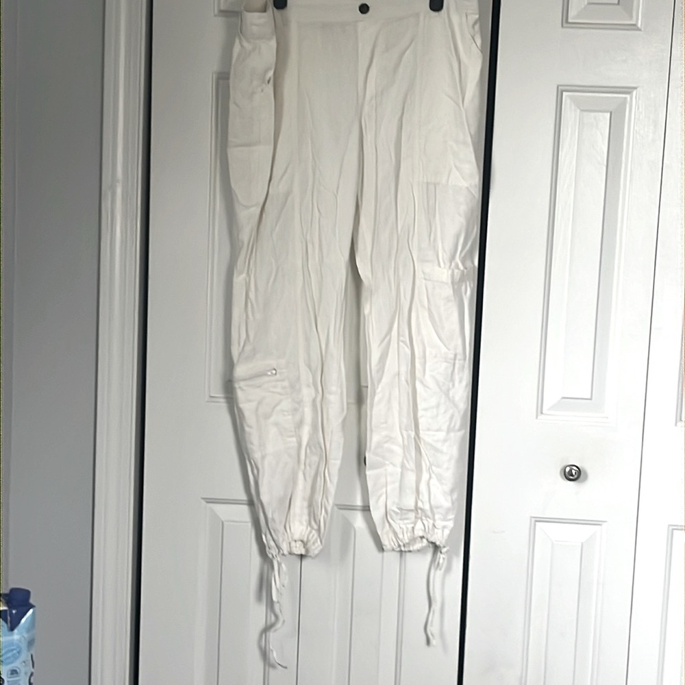 Casual white pants, they are stretchy, they are an extra large, lots of pockets.